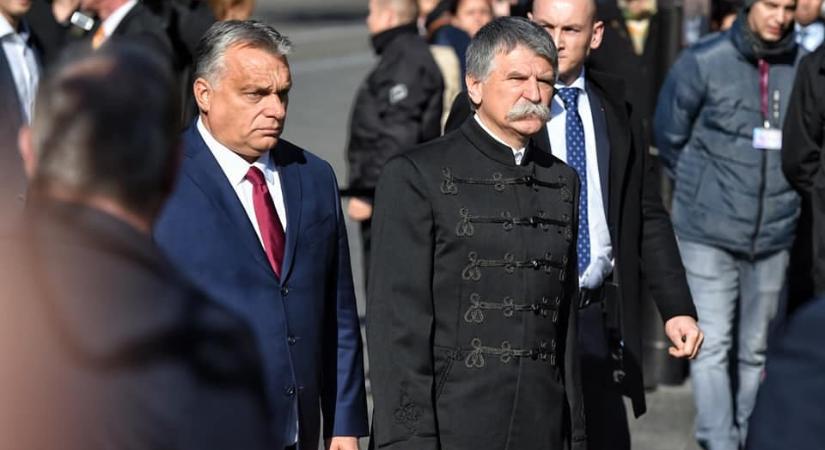 Korábban a Pénztáros Lőrinc oldalon jelent meg a bajszos kép, amit Orbán is megosztott