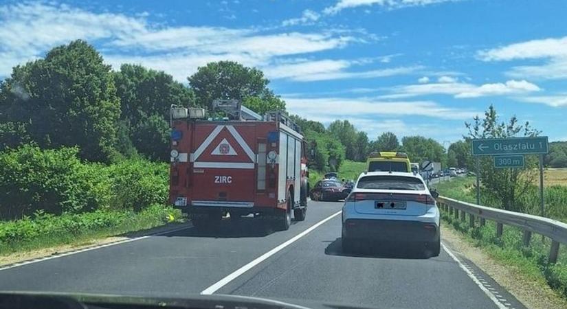 Részletek a bakonyi balesetről – Szalagkorlátnak ütközött egy autó a 82-es főúton
