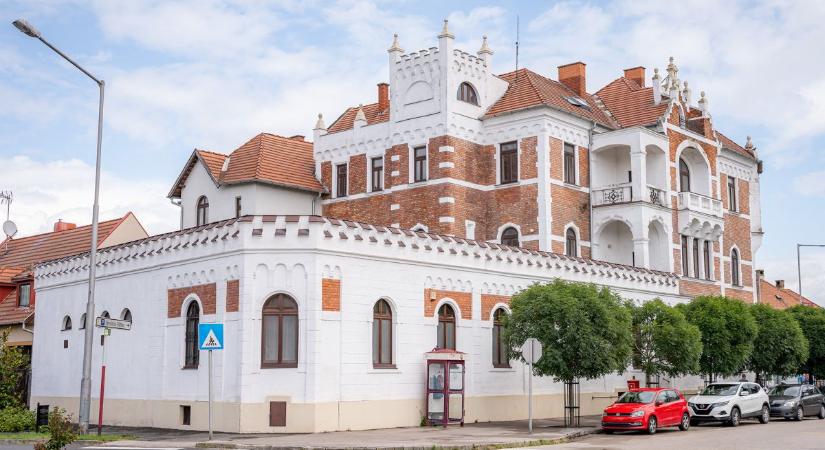 Értéket mentene a Széchenyi Egyetem a postapalota megvásárlásával