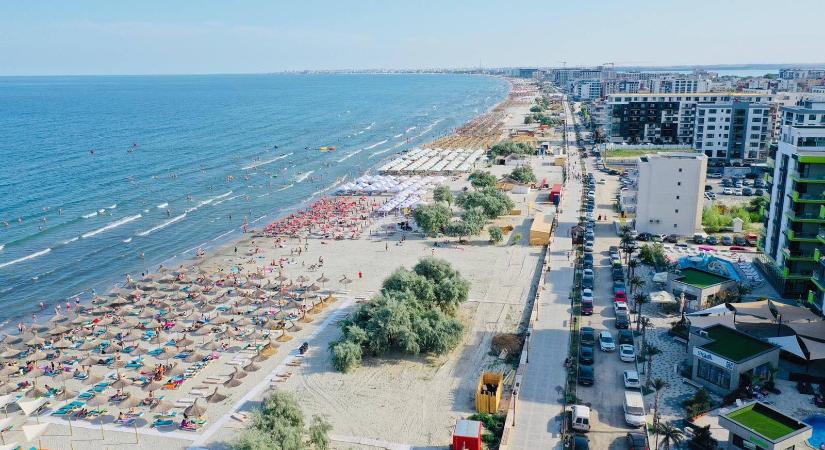 Bottal csapdosta a strand üzemeltetőjét egy nő a tengerparton (VIDEÓ)