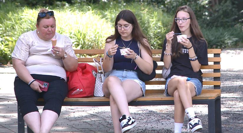 Víz, víz, fagyi: így vészelik át a debreceniek a kánikulát – videóval
