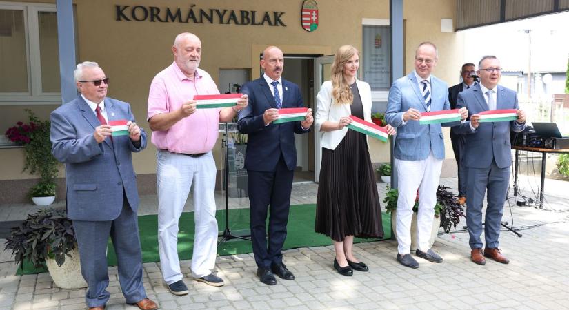 Új kormányablak nyílt ebben a szabolcsi városban, sok-sok fotón a régóta várt fejlesztés