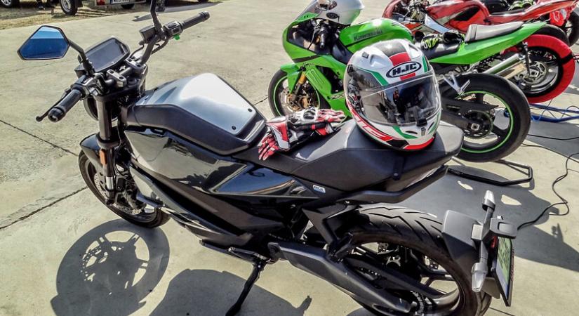 Villanymotorral a pályán - Kakucsozás töltés nélkül?