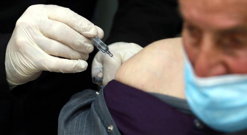 Magyarok vizsgálják Pekingben a kínai vakcinát
