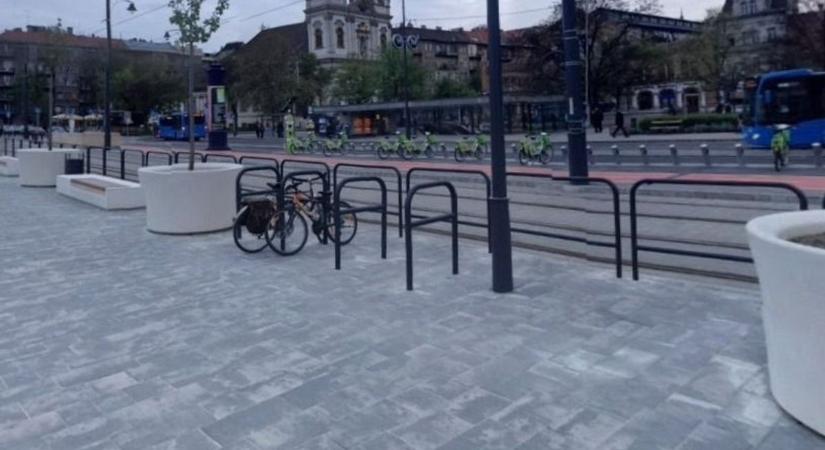 Helyszíni fotók: vér borította a zsúfolt magyar teret egy szörnyeteg nő miatt