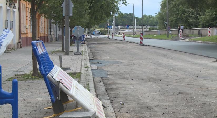 Háromszáz tonna aszfaltot dolgoznak be a belvárosban