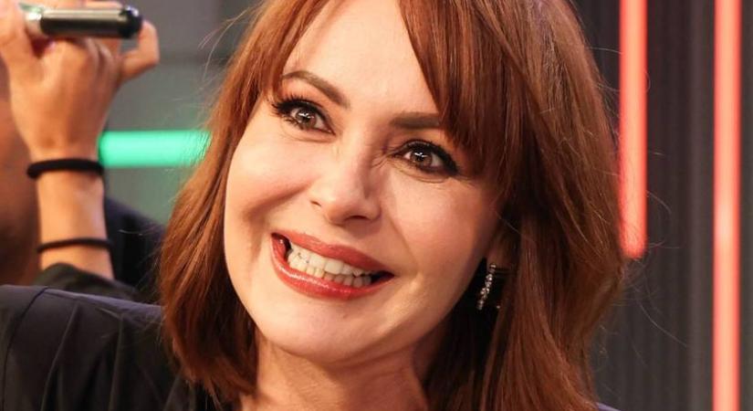 Az 51 éves Gabriela Spanic olyan dekoltázst villantott, hogy eláll a szavad: neccharisnyát húzott a kivágott ruha alá