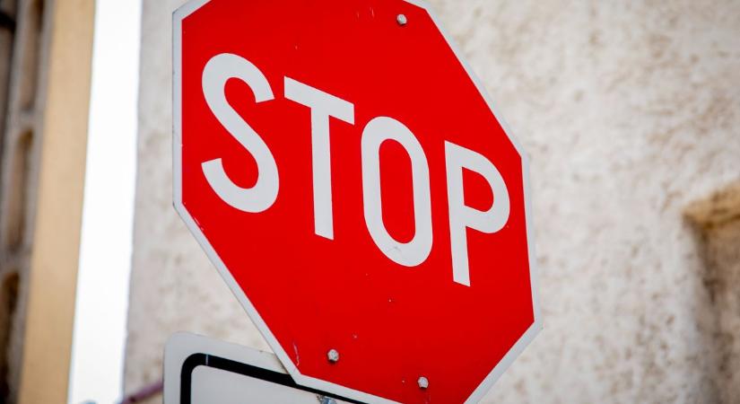 Meg kell állni a stoptáblánál… na de meddig? Nézzük, mit mond a KRESZ!