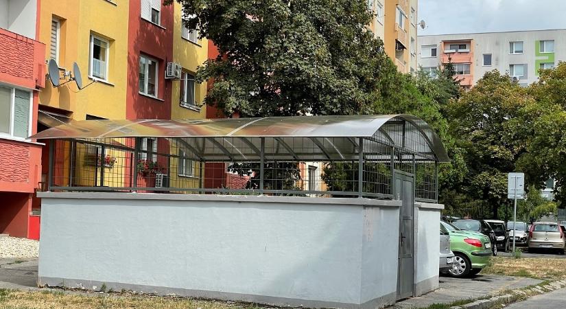 Folytatódik a hulladékgyűjtő szigetek építése Komáromban