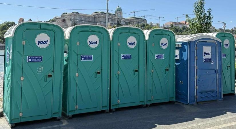 Ez már tényleg vicckategória: mobil vécék csúfítják el a világörökség részét képező Duna-parti látképet