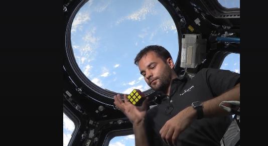 Üdvözletem Kedves Földlakók!, mondta Kapu Tibor és a súlytalanságban kirakta a Rubik-kockát