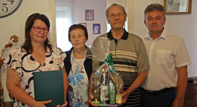 Erdélyből Zalába költözve találta meg új otthonát a házaspár - de most egy különleges alkalomnak szólt a köszöntés