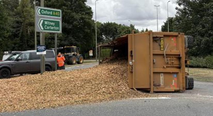 Pótkocsis traktor borult fel a körforgalomban, mindent ellepett a rakománya
