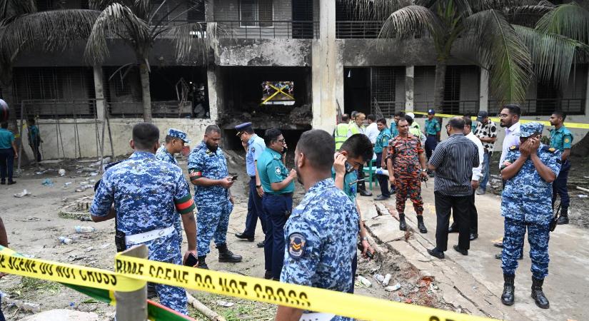 Harmincegyre nőtt az iskolára zuhanó bangladesi repülőgép halálos áldozatainak a száma, tüntetések kezdődtek