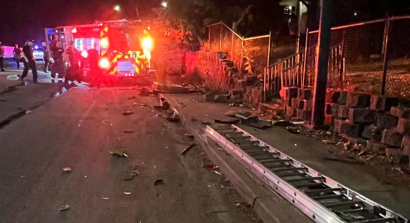 Ellopott egy tűzoltóautót, 14 parkoló autót gyalult le