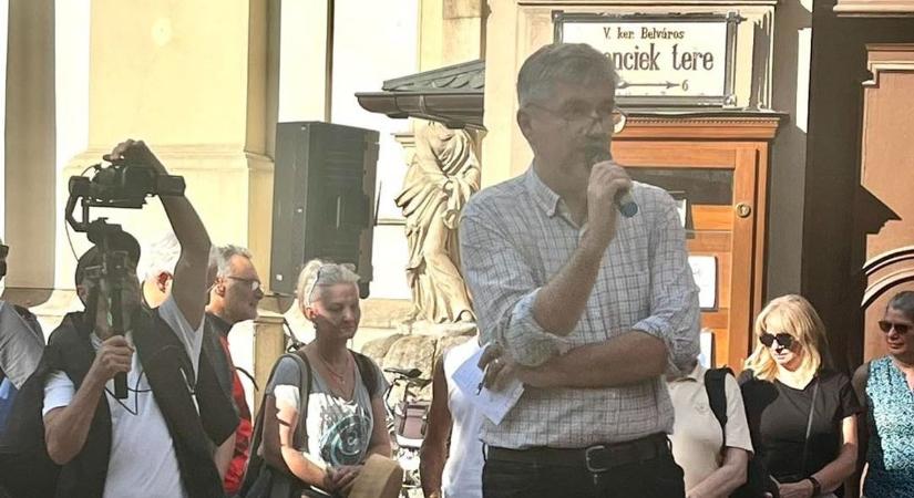 „Az év vicce lenne, ha egy szájba vizelt pornós esélyesebb lenne Zuglóban, mint Hadházy” – forrnak az indulatok az újabb tiszás közvélemény-kutatás miatt
