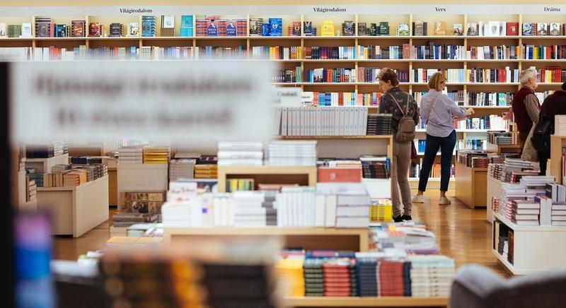Vérfagyasztó pszichothrillerek és izgalmas balatoni történetek vezetik a Libri nyári sikerlistáját