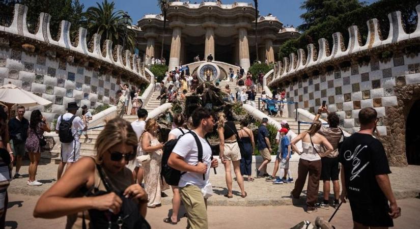 Barcelona fellép a túlturizmus ellen, bezár két kikötői terminált