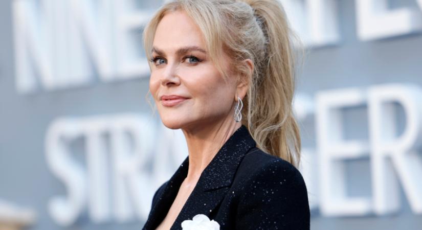 Nicole Kidman istennőként pózolt az ágyban: csipkeruhája nem sokat hagyott a képzeletre