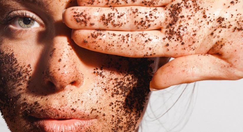 Reggeli kávépor pakolás: a koffein segít elvezetni a nyirokfolyadékot