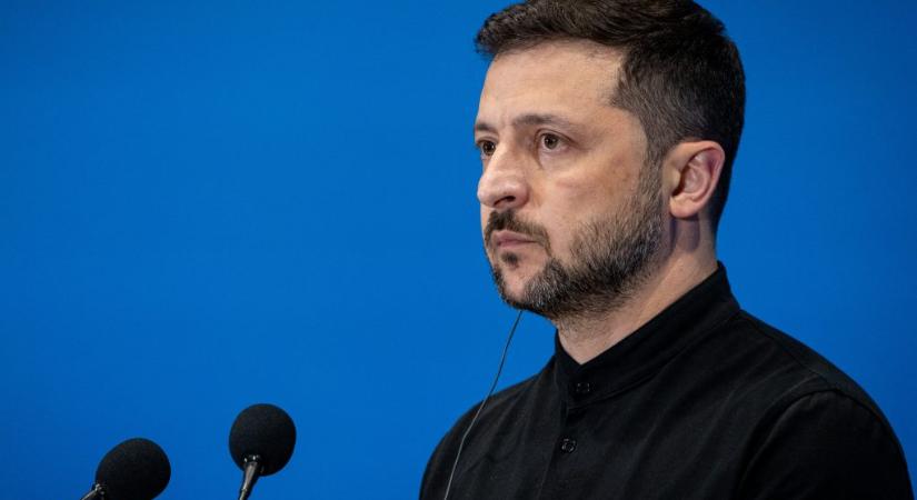 Kyiv Independent: Zelenszkij egyetlen aláírásra van az ukrán demokrácia elárulásától