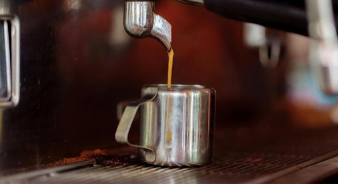 Kávékultúra az irodák falai között – több mint koffein