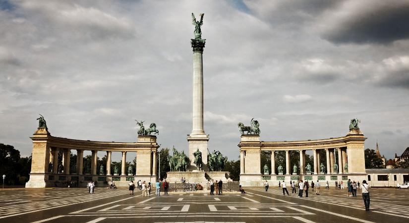 Óriási hibát szúrtak ki a Hősök terén, ilyen történelmi bakit még nem láttunk