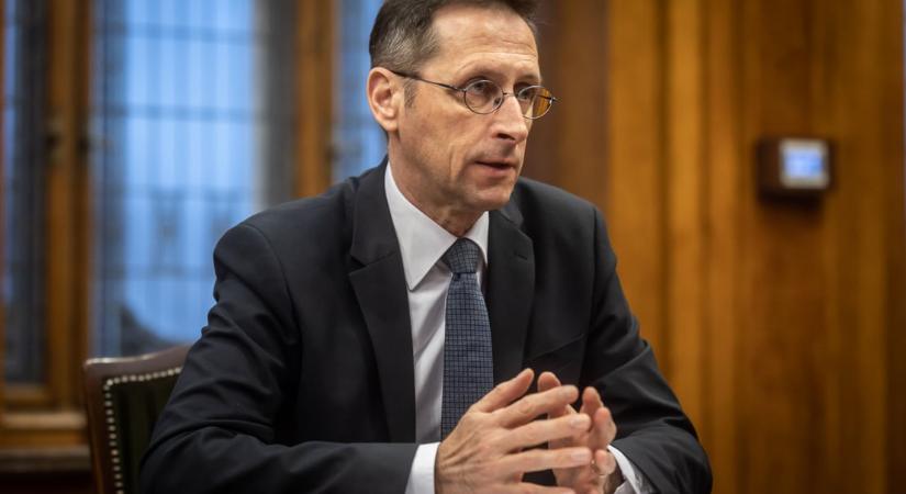 Varga Mihály közölte, mikor válthatunk át euróra