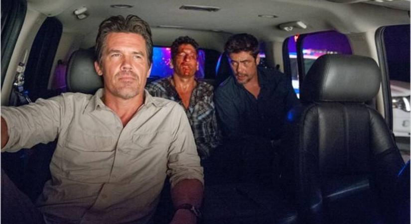 Sicario - A bérgyilkos: Érdekes téma a mexikói–amerikai drogharcról (70%) (kritika)