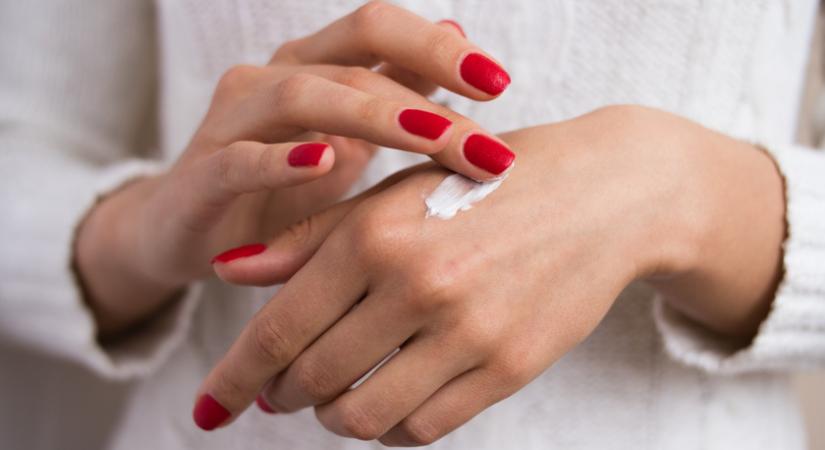 Extra erős regeneráló házi pakolás a kézfertőtlenítőtől száraz kezekre: babapuha lesz a bőr