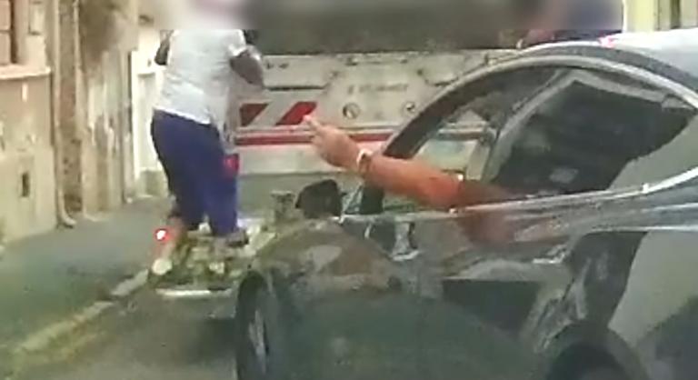 A parkolósávon előzött, majd bemutatott a neki dudáló autósnak egy Tesla sofőrje Keszthelyen