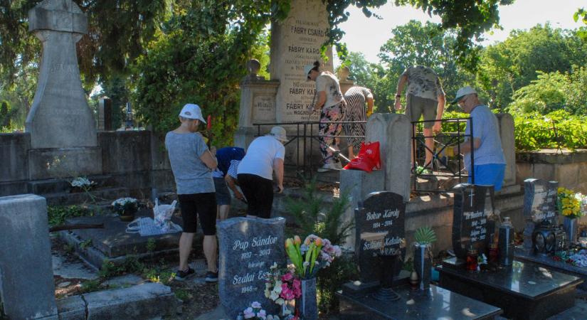 Több sírt tett rendbe ismét a városszépítő egyesület