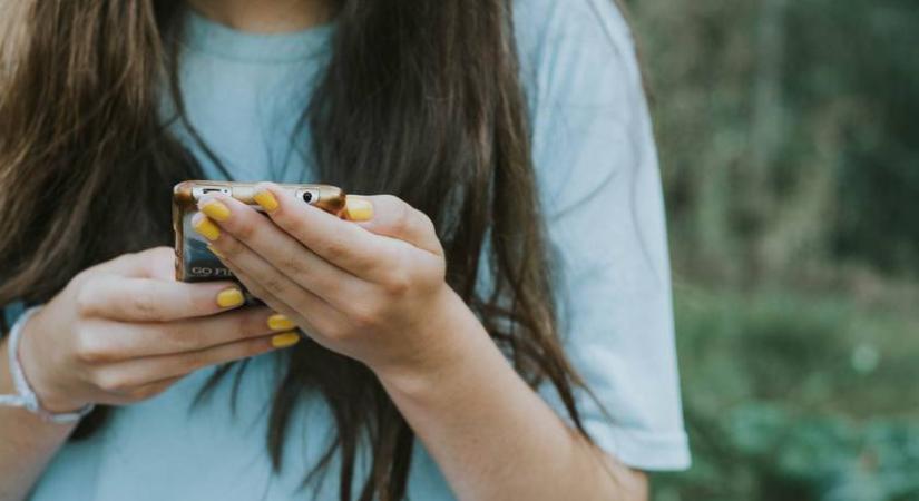 Fontos sms-t kap szerdán közel 120 ezer magyar: ekkor érkeznek az üzenetek