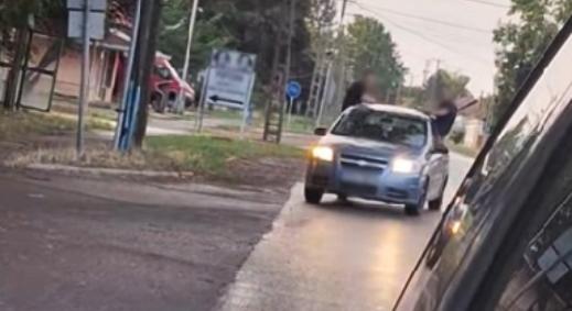 Valamiért az ablakban ülve autóztak medgyesegyházi fiatalok