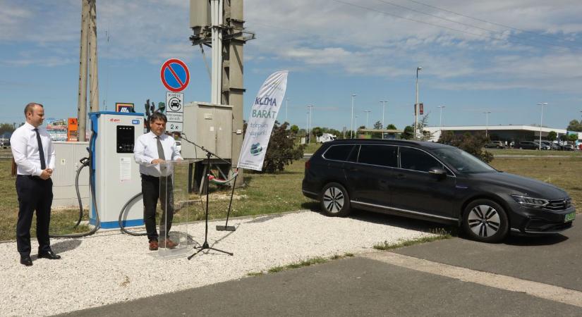 Autósok, figyelem! Szupererős e-töltőt adtak át a zalai Balaton-parton (galéria)