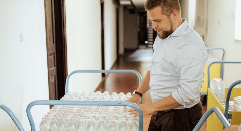 Vizet osztott a győri városvezetés a vasútállomáson a hőségben rekedt utasoknak