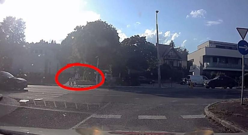 Videó: két kisgyerekével éppen átkelő apuka előtt húzott el egy BMW-s a Balatonnál