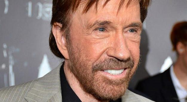 Chuck Norris felesége szőke bombázó – Már 28 éve bolondul gyönyörű feleségéért