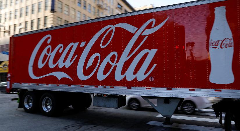 Meghajolt a Coca-Cola Donald Trump előtt