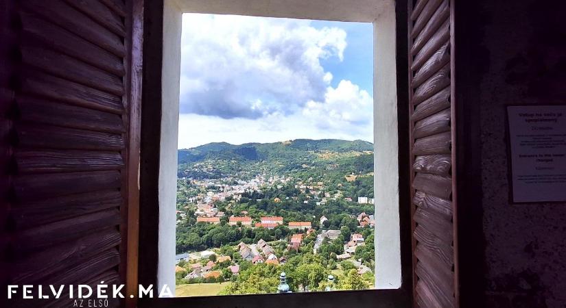 A selmecbányai kálvária kilátójáról a bányaváros csodás panorámája tárul elénk