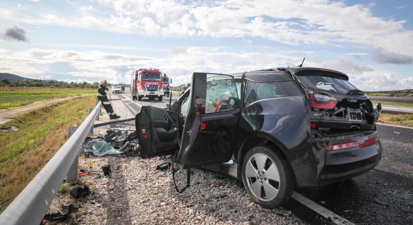 Nagy a baj a 67-es úton – baleset, sávlezárás