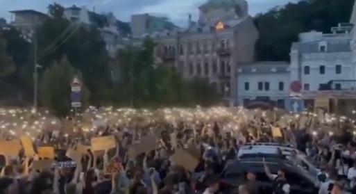 A korrupcióellenes törekvéseket korlátozó új törvény ellen tüntettek Ukrajnában  videó