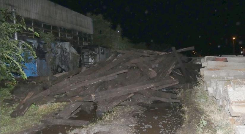 Vasúti talpfákat és farakásokat gyújtott fel egy 67 éves férfi, hatvanmillió forintos kárt okozva
