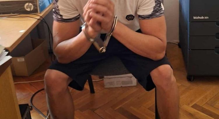 Bűnügyi felügyelet alatt lopott