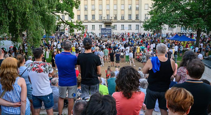Az egészségügy állt Magyar Péter debreceni fórumának középpontjában – fotókkal
