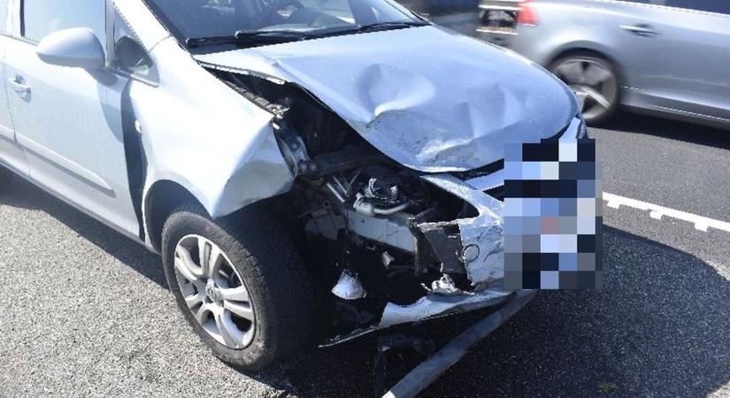Ittasan balesetet okozott az M1-esen, majd gyalog elmenekült – elfogták a rendőrök
