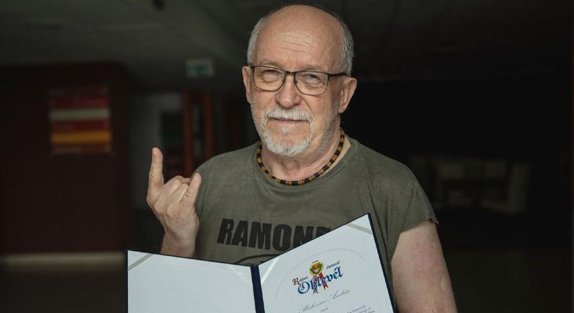 Dr. Rock rangos elismerést kapott az egyetemtől, de nem ez volt az egyetlen ok, ami miatt ünnepelt, könnyekig hatódott