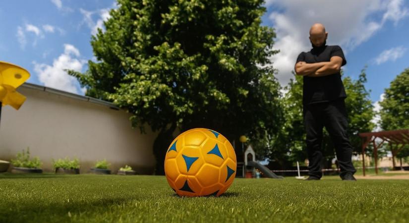 Dermesztő jelenetek: gyanús alak ólálkodik a pécsi óvoda környékén