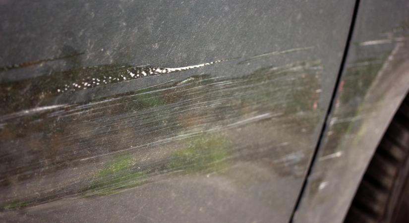 Busz tett kárt az Audi-ban