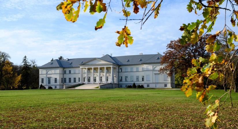 Lázár János öt közpénzből felújított kastélyt ajándékozott el hétfőn